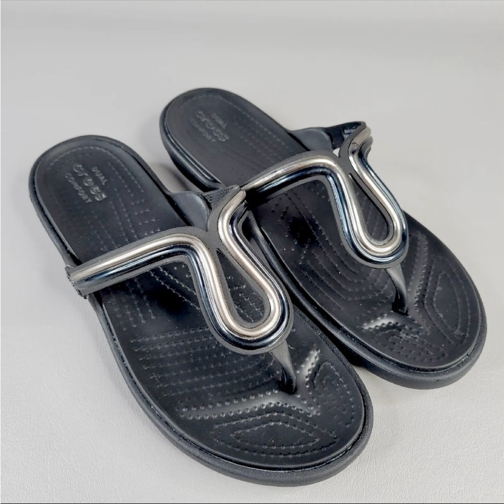 Crocs Sanrah Flip Flops Womens Size 7 Flat Slip On Sandals Comfort Black Silver